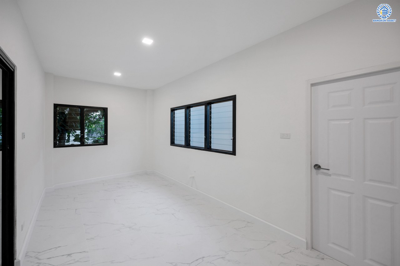 บ้านมือสองตกแต่งใหม่ หลังใหญ่พิเศษ โครงการ ชวนชื่นกรีนวิลล์ พุทธมณฑลสาย2 เนื้อที่ 108 ตร.ว. พื้นที่ใช้สอย 250 ตร.ม. ภายในตกแต่งหรูหรา บรรยากาศเป็นส่วนตัว พร้อมมีสระว่ายน้ำในตัว มาพร้อมฟังก์ชันจัดเต็ม 4 ห้องนอน 4 ห้องน้ำ 1 ห้องแม่บ้าน จอดรถได้ 2 คัน บนทำเลศักยภาพ เข้า-ออกได้ทั้ง ถ.พุทธมณฑลสาย2 และ ถ.กาญจนาภิเษก ใกล้ทางคู่ขนานลอยฟ้าบรมราชชนนี, เซ็นทรัลปิ่นเกล้า และม.มหิดล